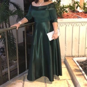 Jessica Howard Dark Green Off-the-Shoulder Evening Gown